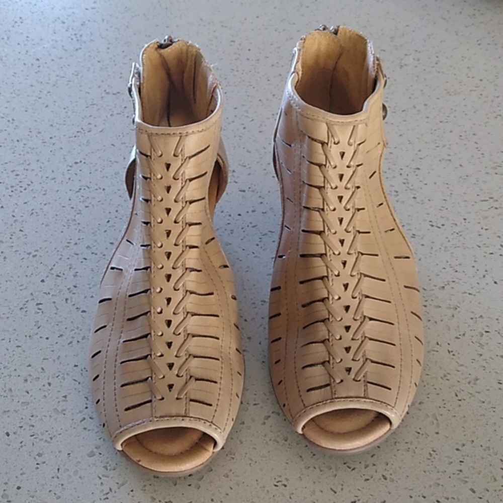 EARTH,  CUT OUT LEATHER, 2" STACKED HEEL, ZIP BACK, OPEN TOE,NEUTRAL, SHOE 7.5 D